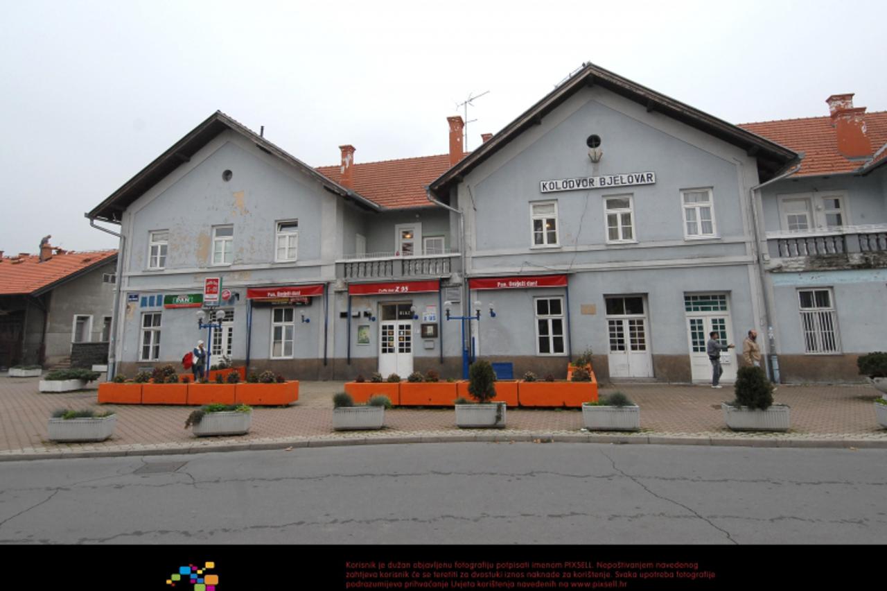 '22.11.2012., Bjelovar, Zeljeznicki kolodvor - Bjelovarcani se pitaju hoce li napokon dozivjeti davno najavljenu obnovu dotrajale zgrade zeljeznickog kolodvora, koja je prema najavama politicara treba