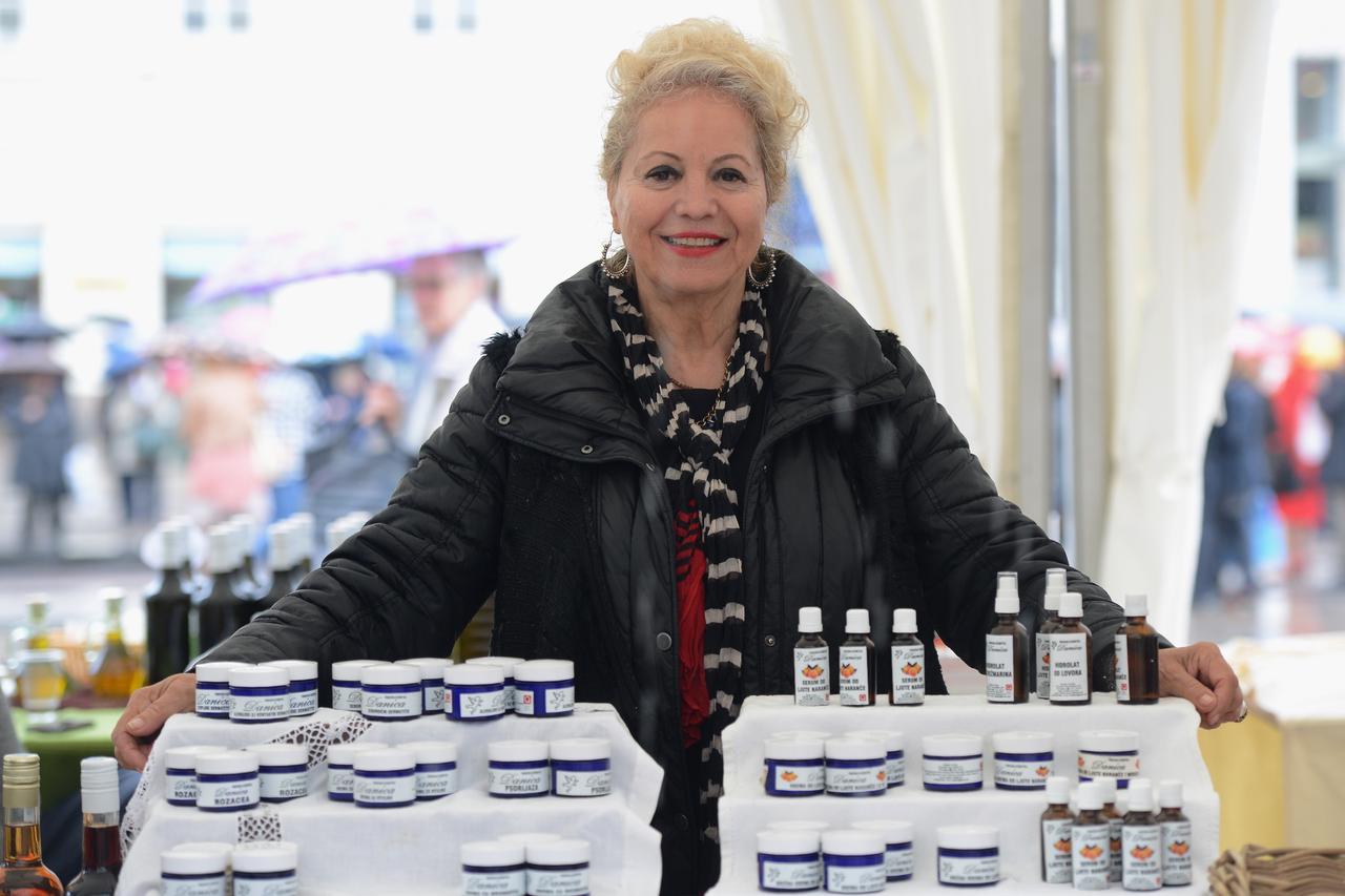 27.04.2016., Zagreb - Prestiznu oznaku Hrvatski otocni proizvod nosi vise od 600 proizvoda s 219 otoka. U srcu Zagreba na Trgu bana Josipa Jelacica odrzava se Sajam otocnih proizvoda na kojem se nudi samo najbolje s hrvatskih otoka od maslinovog ulja, sir