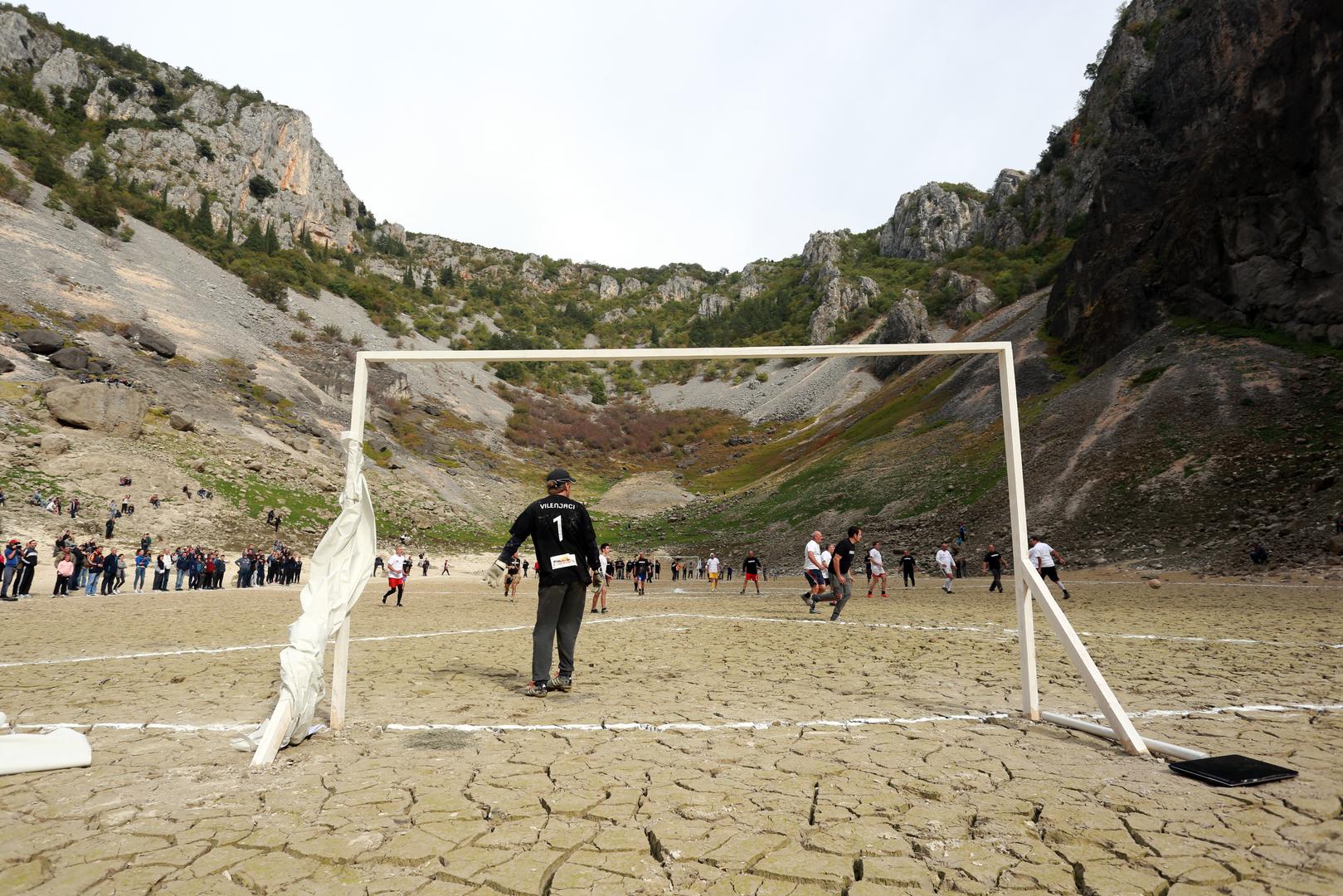 Na dnu presušenog Modrog jezera kod Imotskog odigrana je utakmica između Vukodlaka i Vilenjaka. Susret je na igralištu na čijem je središtu nacrtan znak mercedesa završio rezultatom 2:2.