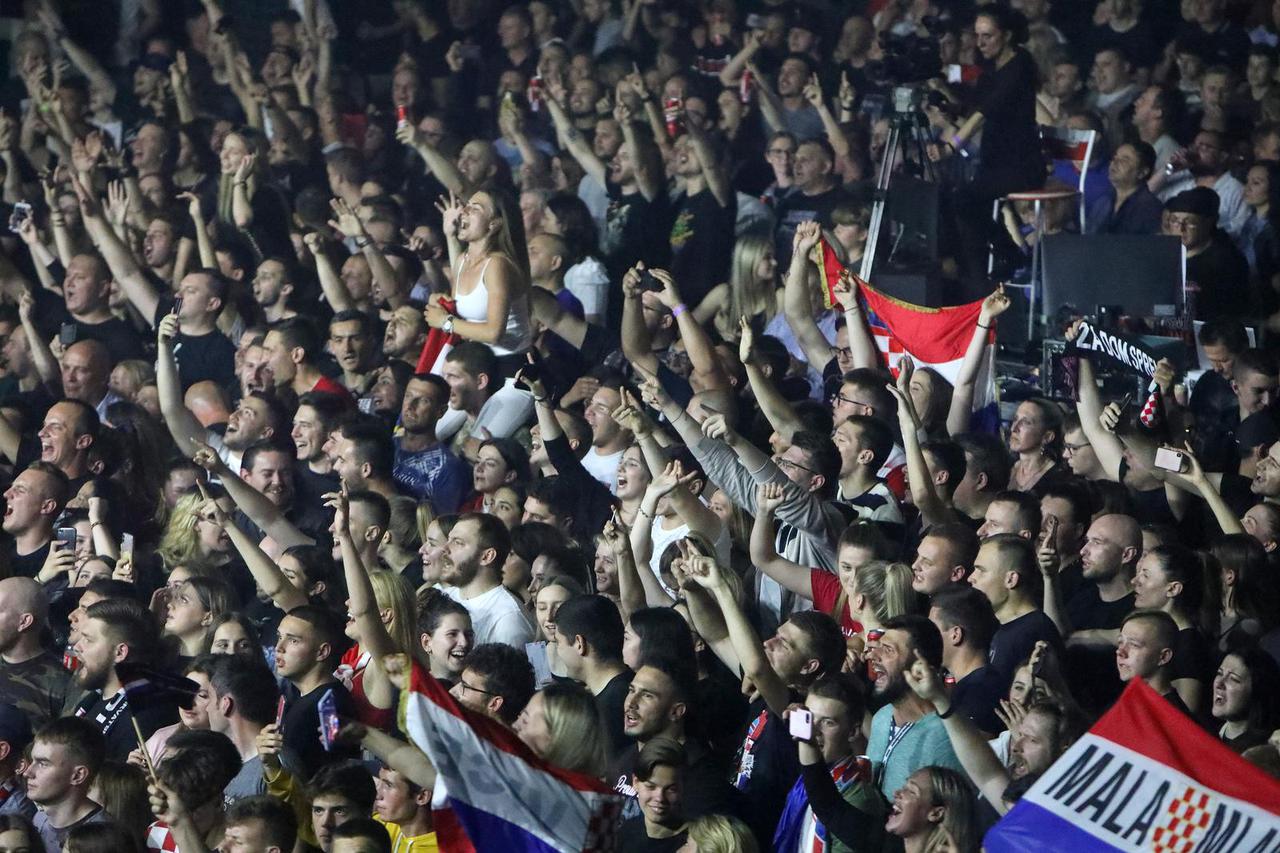 Karlovac: Tisuće ljudi okupljeno na koncertu Thompsona u dvorani Mladost