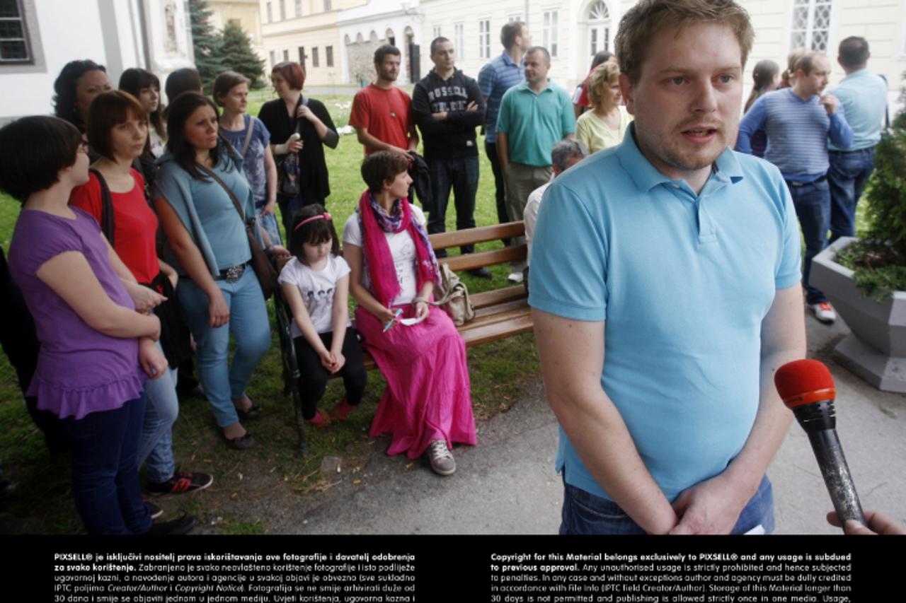 '29.04.2013., Trg Slobode, Varazdin - Iako je sastanak s direktorom gradske tvrtke Gradski stanovi Vladimirom Kukecom odgodjen, stanari su se okupili i mirno prosvjedovali zbog stanova koje su kupili,