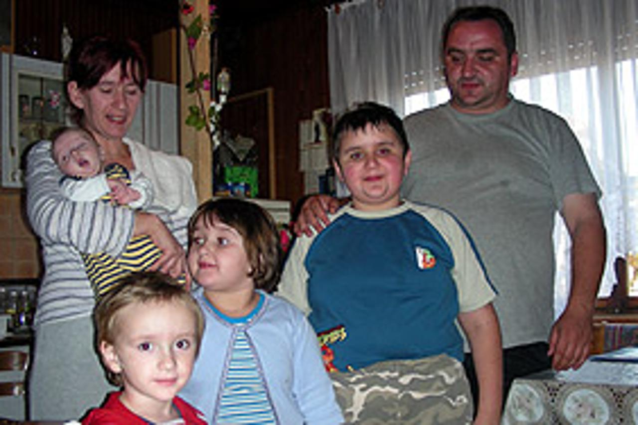 Ksenija i Ivan s djecom Mihaelom, Anom, Alenkom i Matijom, dok je Ivan bio u školi