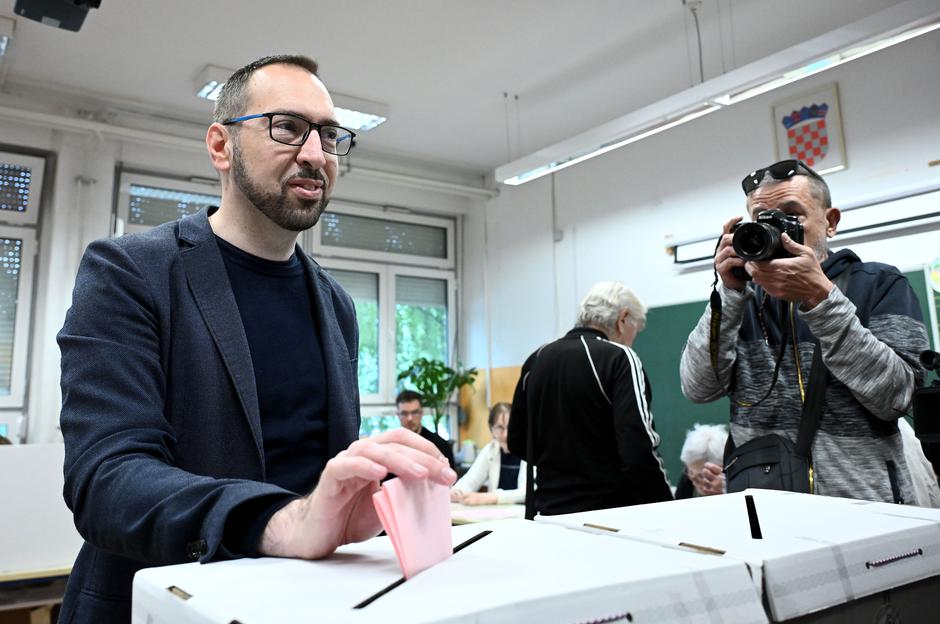 Zagreb: Kandidat za gradonačelnika Tomislav Tomašević glasovao na lokalnim izborima