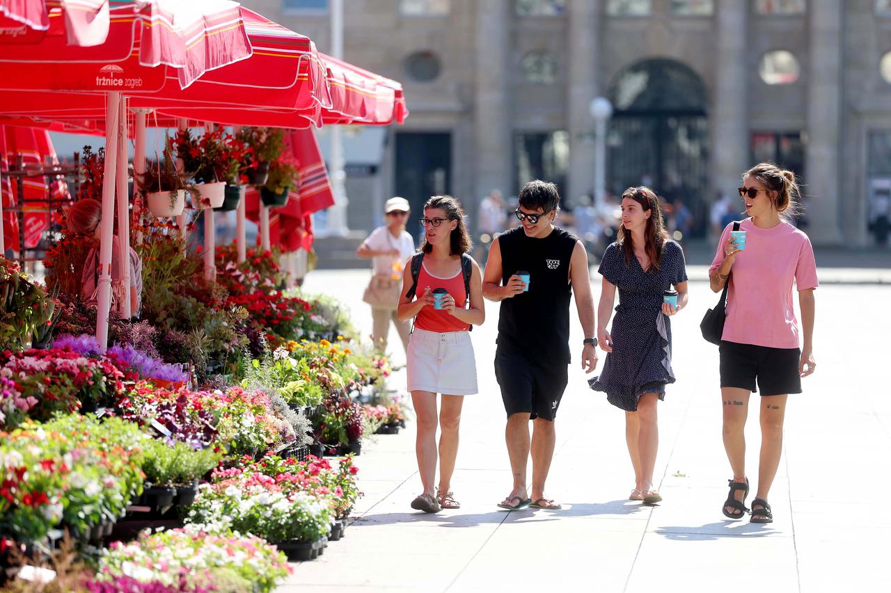 Zagreb: Prolaznici spas od nesnošljive vrućine traže neprestano se rashlađujući na razne načine