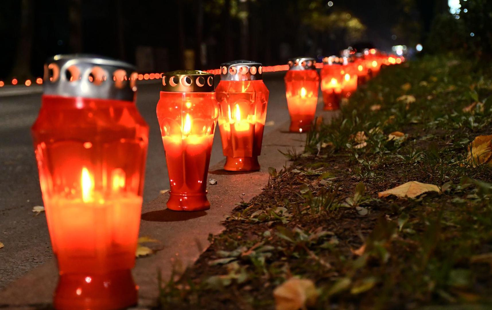 17.11.2021., Slavonski Brod - Paljenjem svijeca duz Vukovarske ulice Brodjani odali pocast zrtvama Domovinskog rata