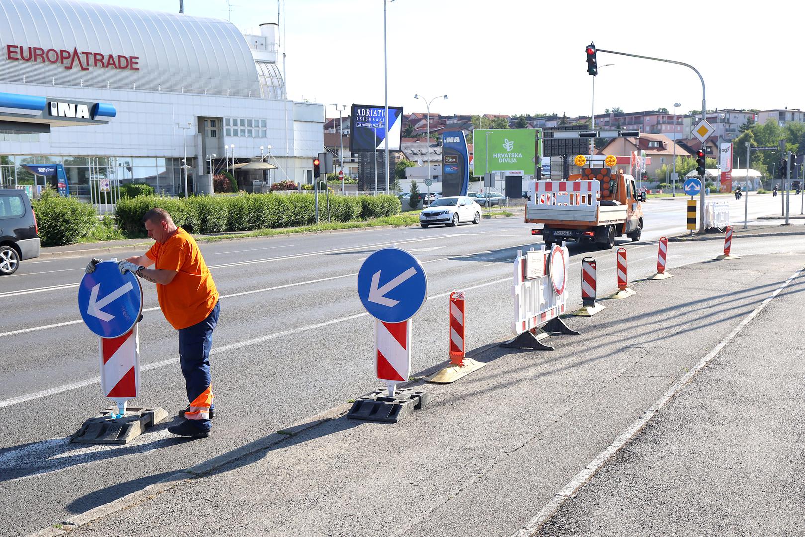 Jutros je u 8 sati zatvoren je promet na nadvožnjaku u Ulici Ljudevita Posavskog u Sesvetama, čime su počeli opsežni radovi na rekonstrukciji ovog važnog prometnog objekta. 