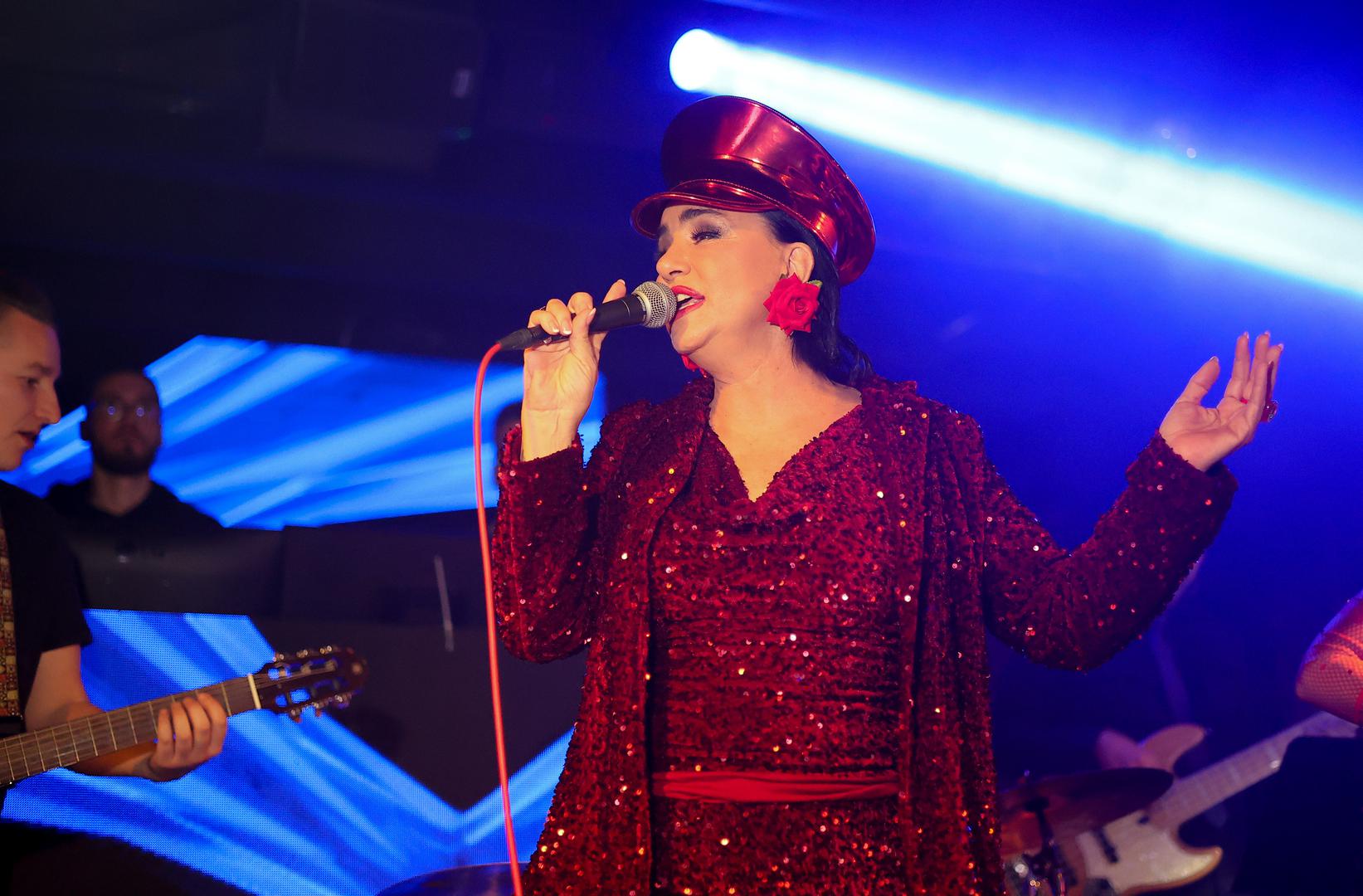 Međutim, detalj koji je svima zapeo za oko bile su naušnice u obliku ruže.