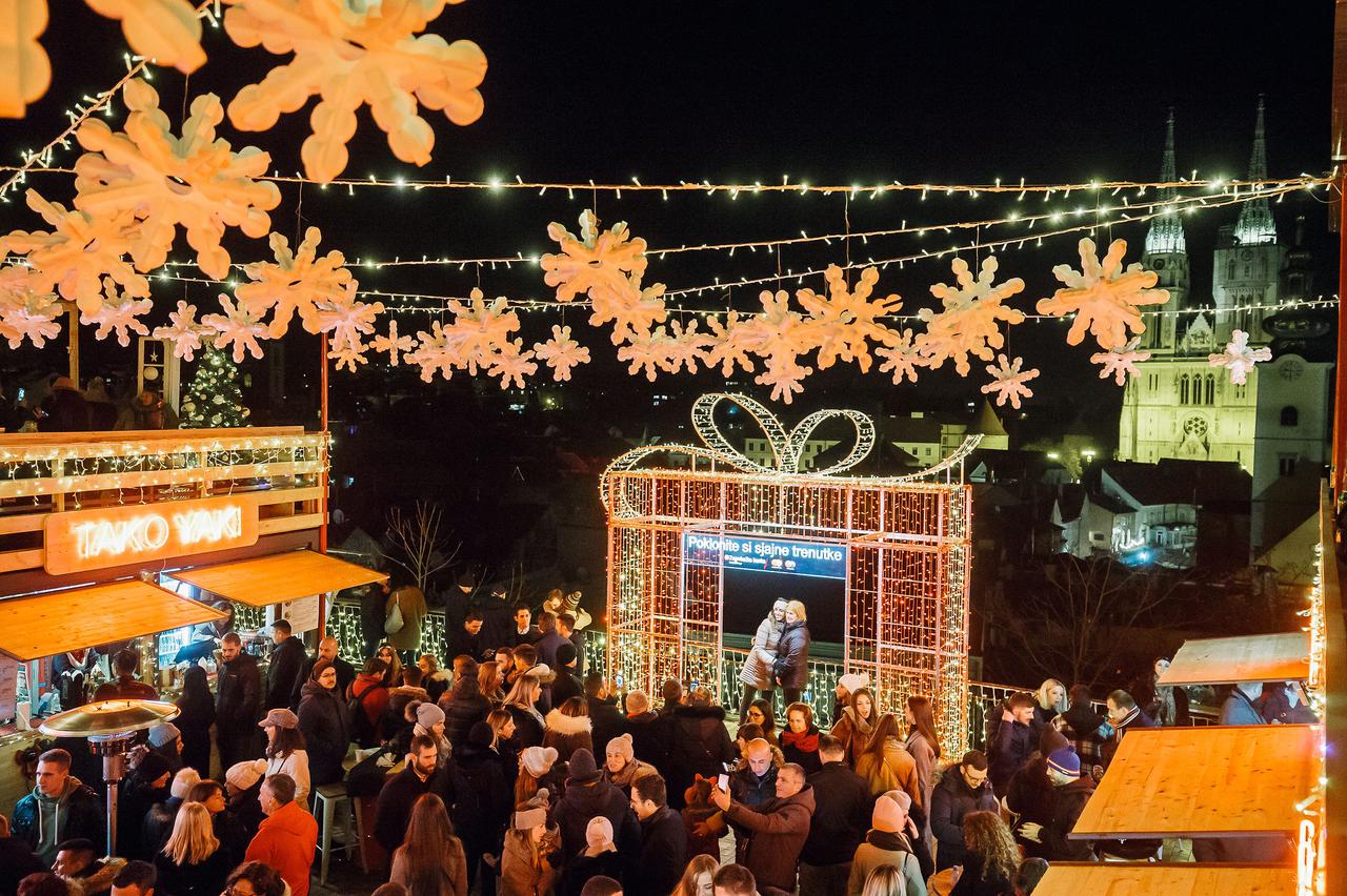 BAŠ NAŠ Advent u Klovićevim dvorima