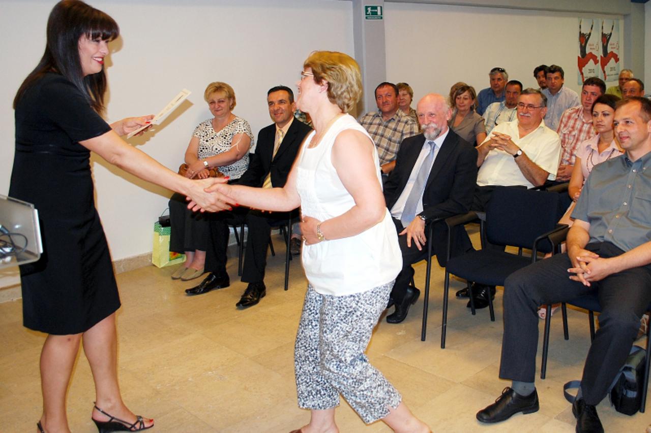 'sisak - 02.07.2010., Sisak - Sisacko-moslavacka zupanica Marina Lovric Merzel dodijelila je sredstva 30-torici obrtnika. Photo:Nikola Cutuk/pIXSELL'