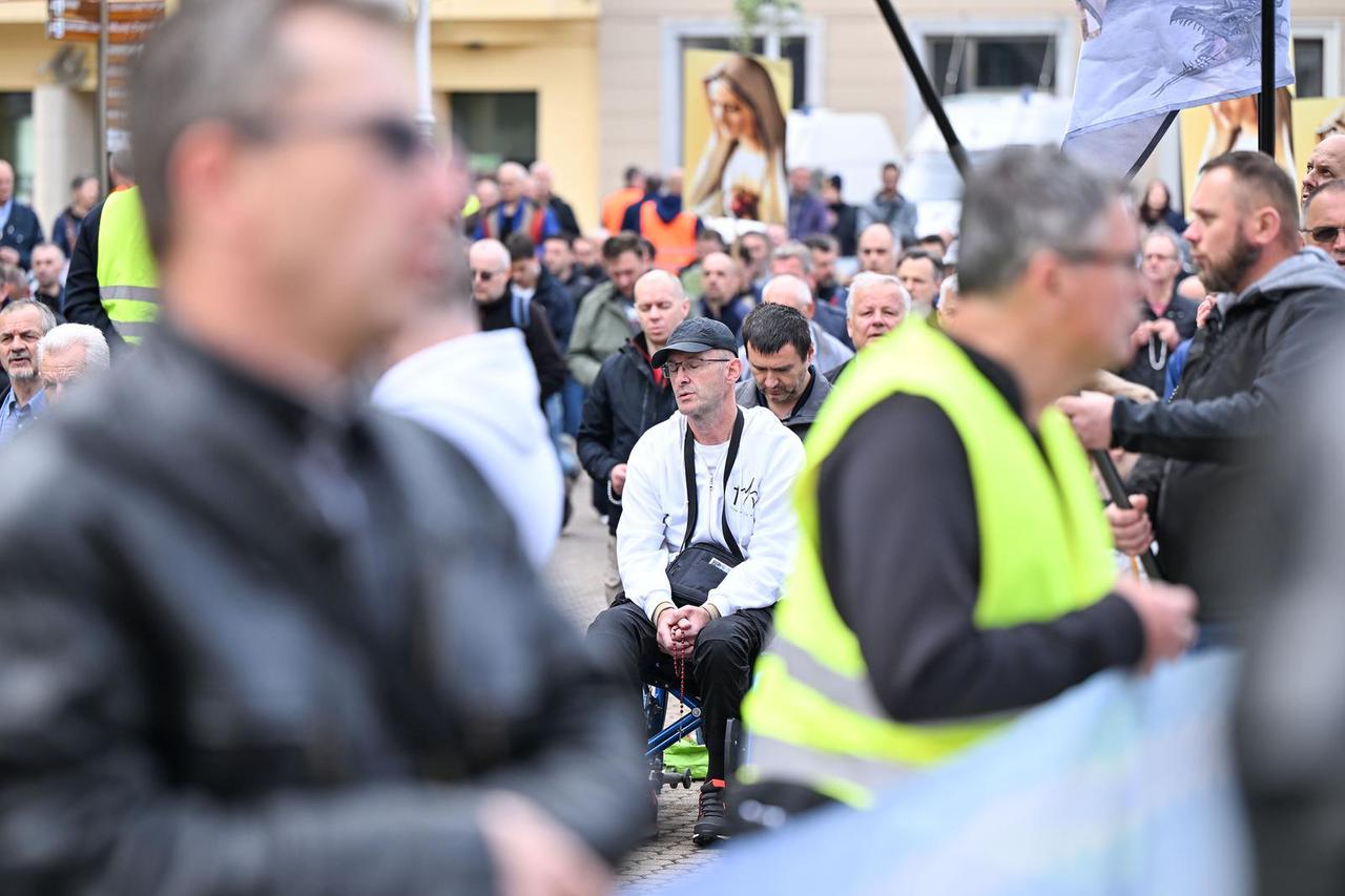Zagreb: Održana muška molitva krunice na Trgu bana Josipa Jelačića