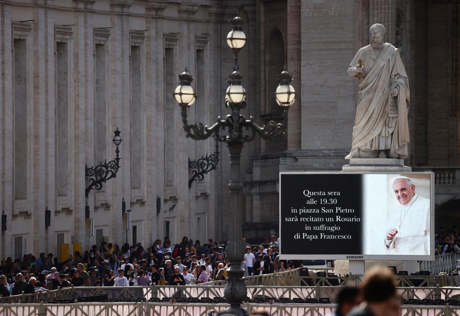 A screen in St. Peter's Square displays an announcement of rosary for Pope Francis, after the death of pontiff was announced by the Vatican, as seen from Rome, Italy April 21, 2025. REUTERS/Yara Nardi Photo: YARA NARDI/REUTERS