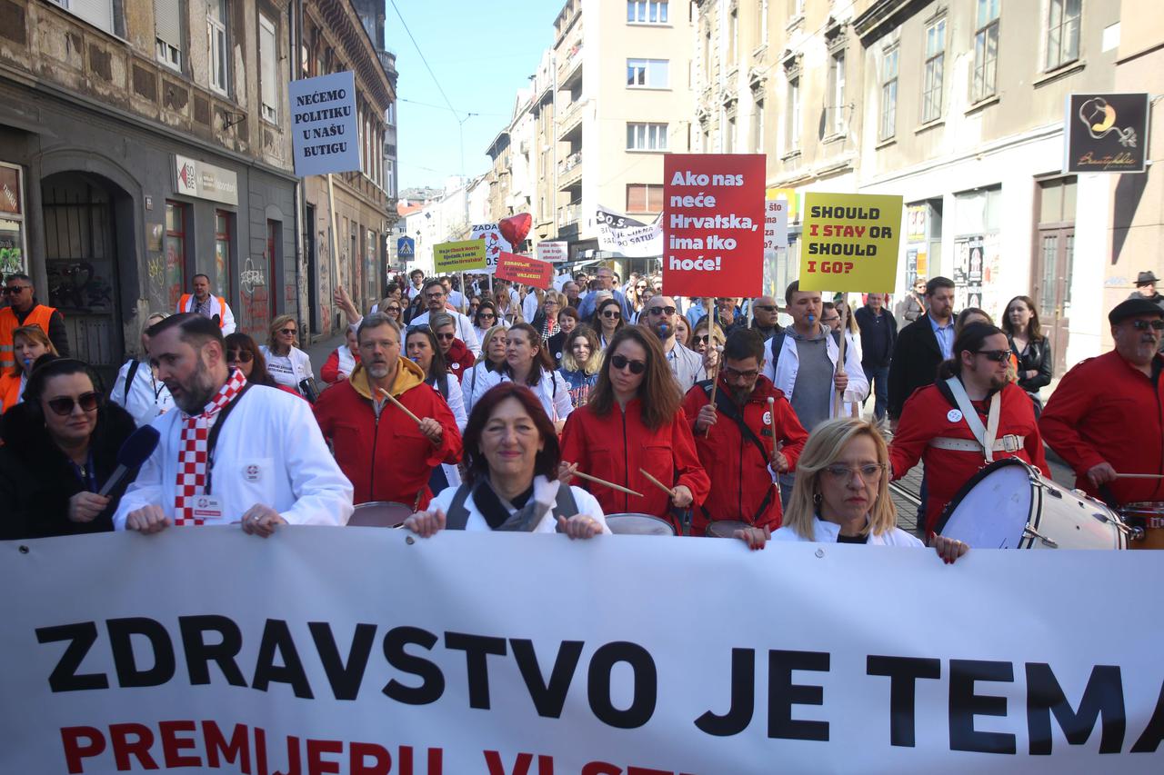 Zagreb: Prosvjed liječnika nezadovoljnih stanjem u hrvatskom zdravstvu pod sloganom 'S.O.S. za zdravstvo'