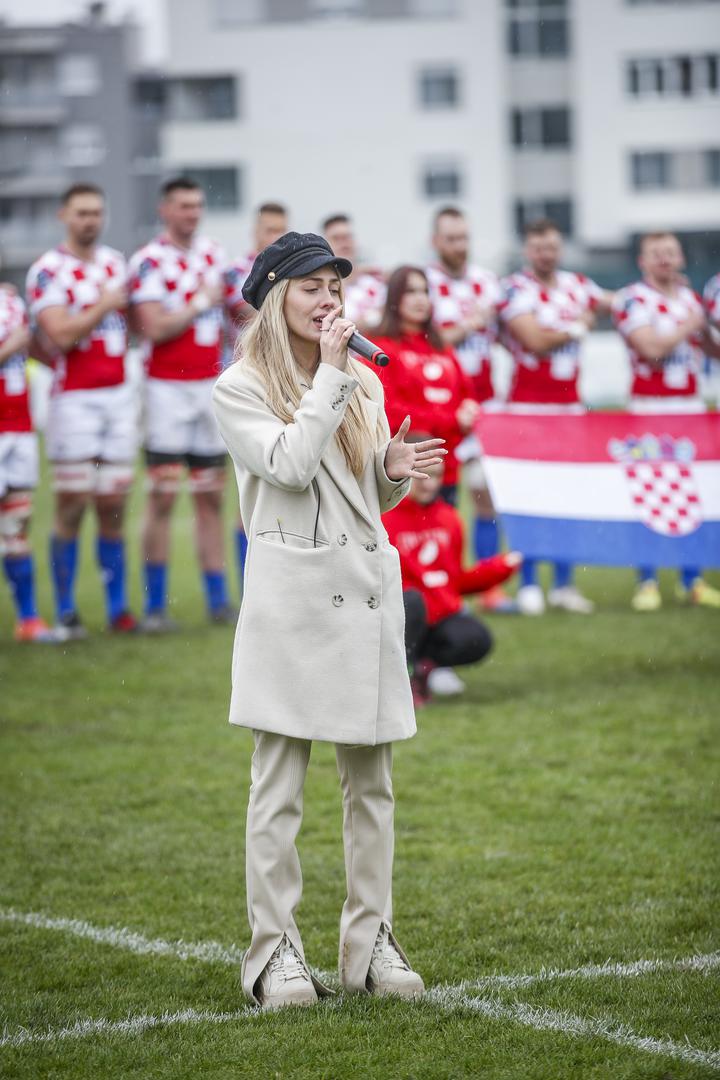 Albina Grčić (26) istaknuta je mlada glazbenica nove generacije. Svoju glazbenu karijeru započela je u ranom djetinjstvu, svirajući klavir, pjevajući u školskim zborovima i sudjelujući na natjecanjima, dok je prve značajnije korake napravila u talent showovima