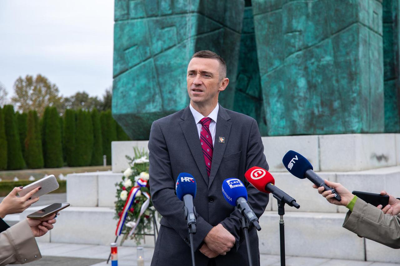 Vukovar: Penava sa suradnicima odao počast poginulim braniteljima i civilima u Domovinskom ratu