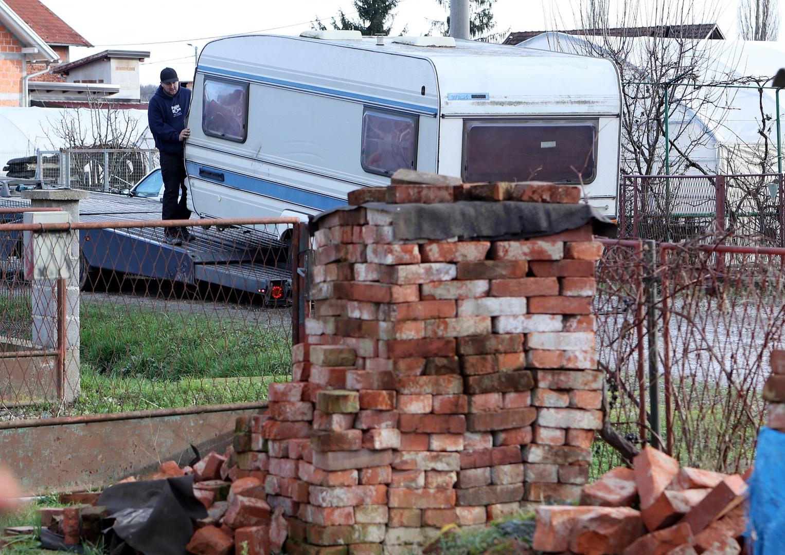 01.01.2021., Petrinja - Posljedice razornog potresa koji je pogodio grad Petrinju. Vecini ljudi koji nisu zeljeli napustiti svoja mjesta stanovanja kamp kucice nude barem neku sigurnost i topliji dom nego automobili u kojima vecina spava ispred kuca.Photo: Marko Prpic/PIXSELL