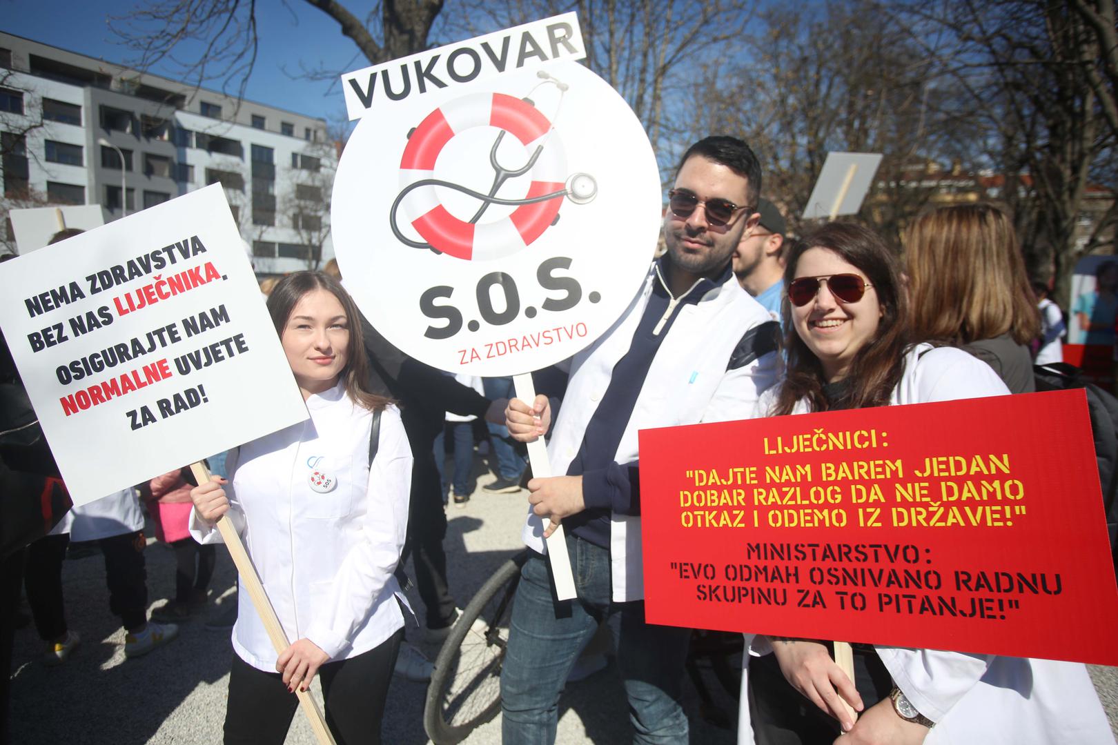 18.03.2023., Zagreb - Pod sloganom "SOS za zdravstvo", pet krovnih lijecnickih udruga organiziralo je veliki prosvjed na Trgu sv. Marka kojim su iskazali nezadovoljstvo svojim statusom, placama, ali i cjelokupnim stanjem u zdravstvenom sustavu.  Photo: Lovro Domitrovic/PIXSELL