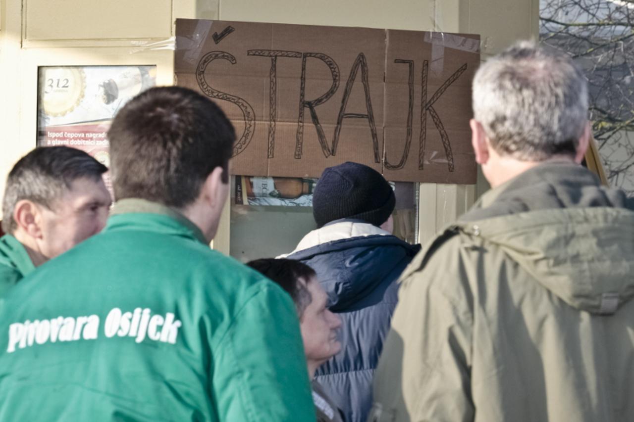 '24.02.2010., Osijek - Radnici Osjecke Pivovare d.d. stupili su u strajk, blokirali ulaz u tvornicu i zaustavili proizvodnju.  Photo: Krunoslav Petric/PIXSELL'