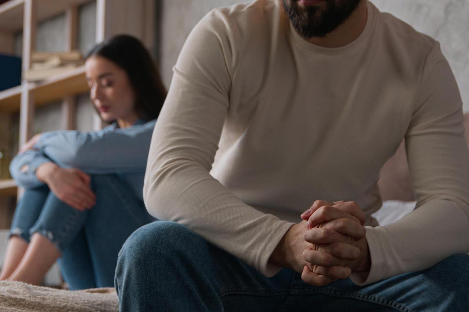 Nedovoljno iskazivanje ljubavi
Male geste kao što su komplimenti, izjavljivanje ljubavi ili držanje za ruku, puno pomažu kada ste u braku. Najvažniji načini iskazivanja naklonosti su pokazivanje ljubavi, pokazivanje podrške i postizanje toga da se vaš partner osjeća dobro u vezi samog sebe. Osim toga, ljubav i privrženost čine stvari zanimljivima, tako da ne osjećate dosadu u svojoj vezi. Iz tog razloga, mnogi razvedeni parovi priznali su da im je žao što oko toga nisu više potrudili u svojim brakovima.