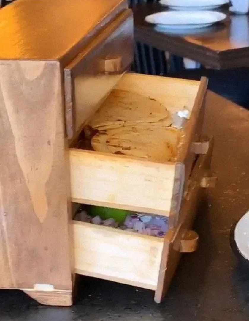 Narezani luk i povrće u nekom restoranu dobit ćete u malom ormariću.