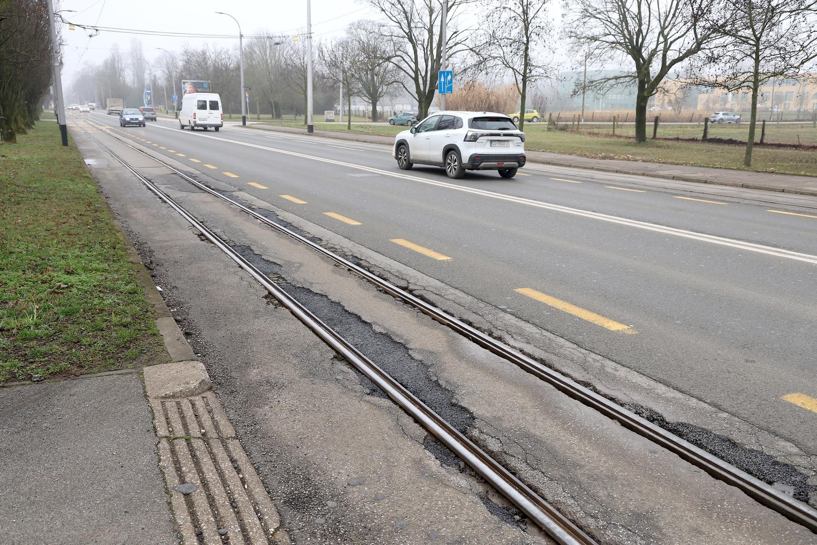 Na južnoj tramvajskoj pruzi na Maksimirskoj cesti, na dionici između Ravnica i okretišta Dubrava, vidljiva su oštećenja asfalta uz tračnice koja zahtijevaju hitnu sanaciju.