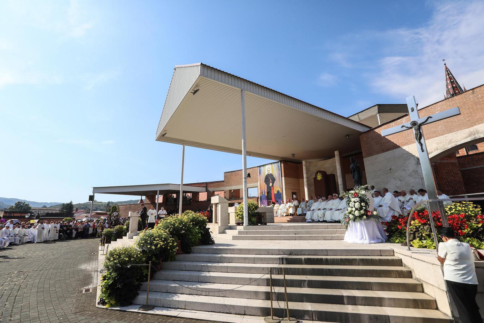 30.09.2023.,Marija Bistrica, u nacionalnom svetistu Majke Bozje Bistricke u Mariji Bistrici iz zraka  se kao zavjet Majci Bozjoj i znak zahvale za Stepincevu beatifikaciju s neba prosute latice od 10 000 ruza na prostor crkve na otvorenom. Na samom pocetku svete mise apostolski nuncij u RH nadbiskup Giorgio Lingua predao je Palij liturgijski znak sto ga nose nadbiskupi novom nadbiskupu zagrebackom Drazenu Kutlesi.    Photo: Robert Anic/PIXSELL