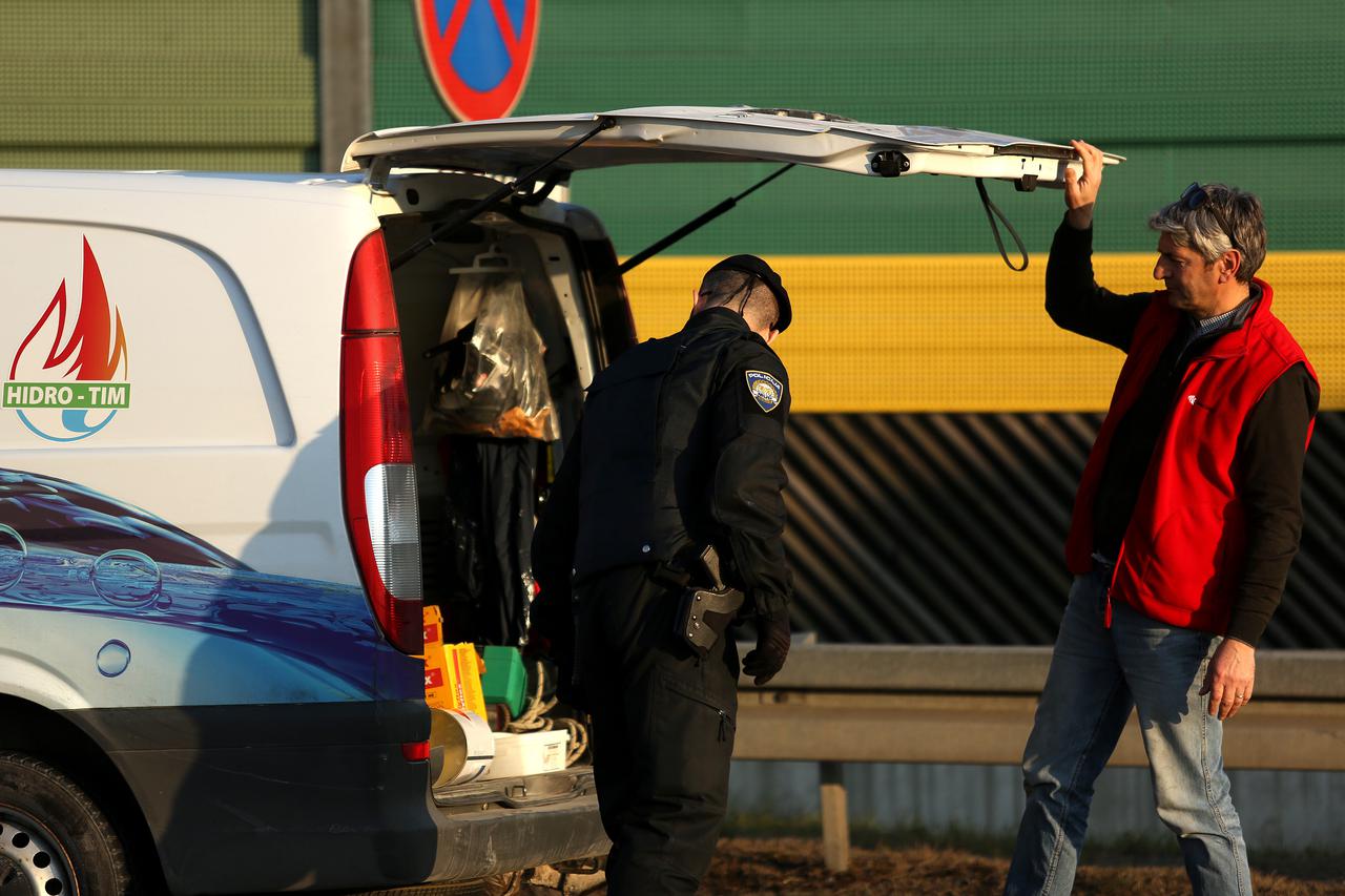 Zagreb: Policija blokirala cestu te provjerava vozila na naplatnoj postaji Lučko