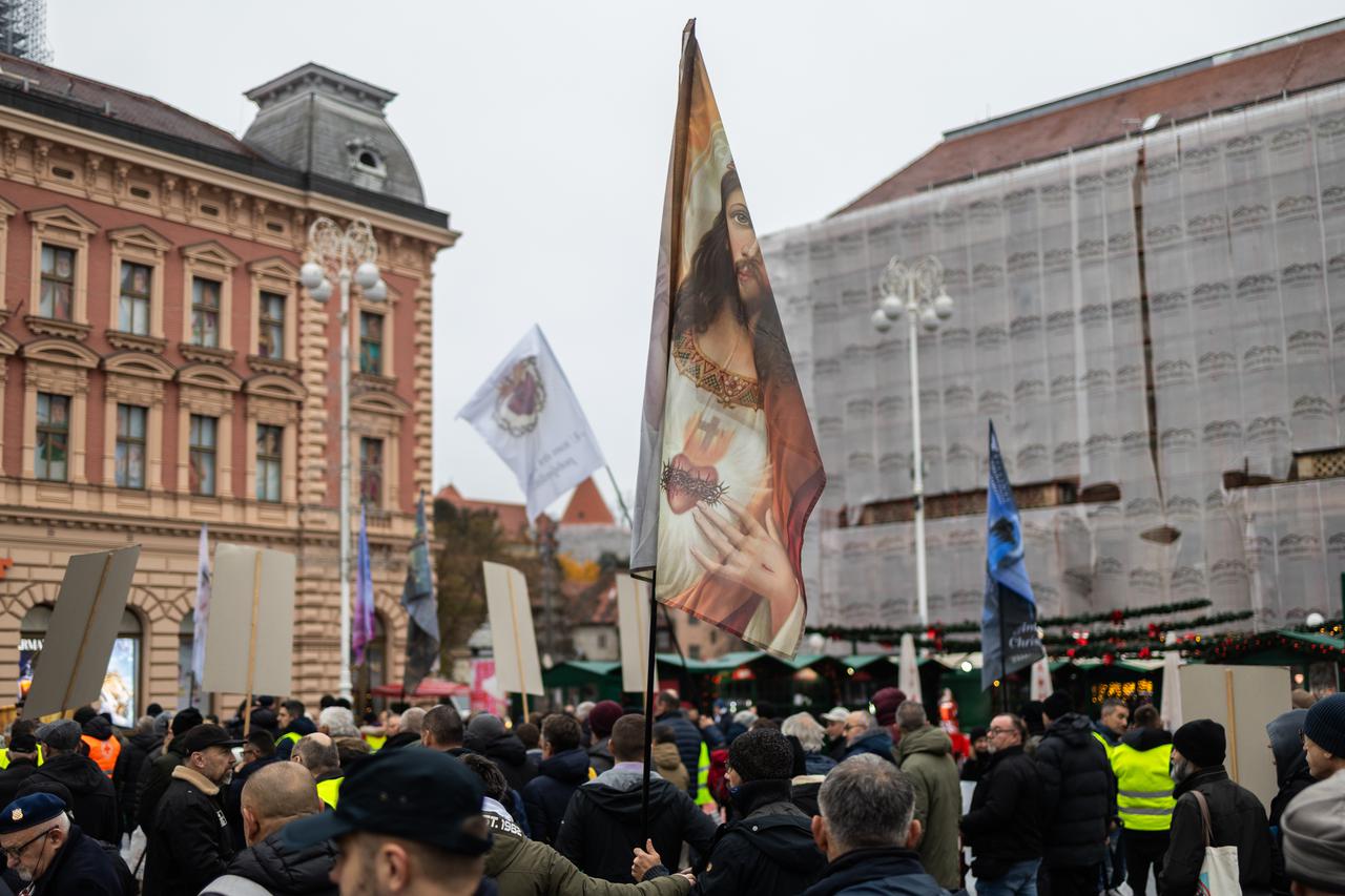 Zagreb: Muška molitva na glavnom gradskom trgu