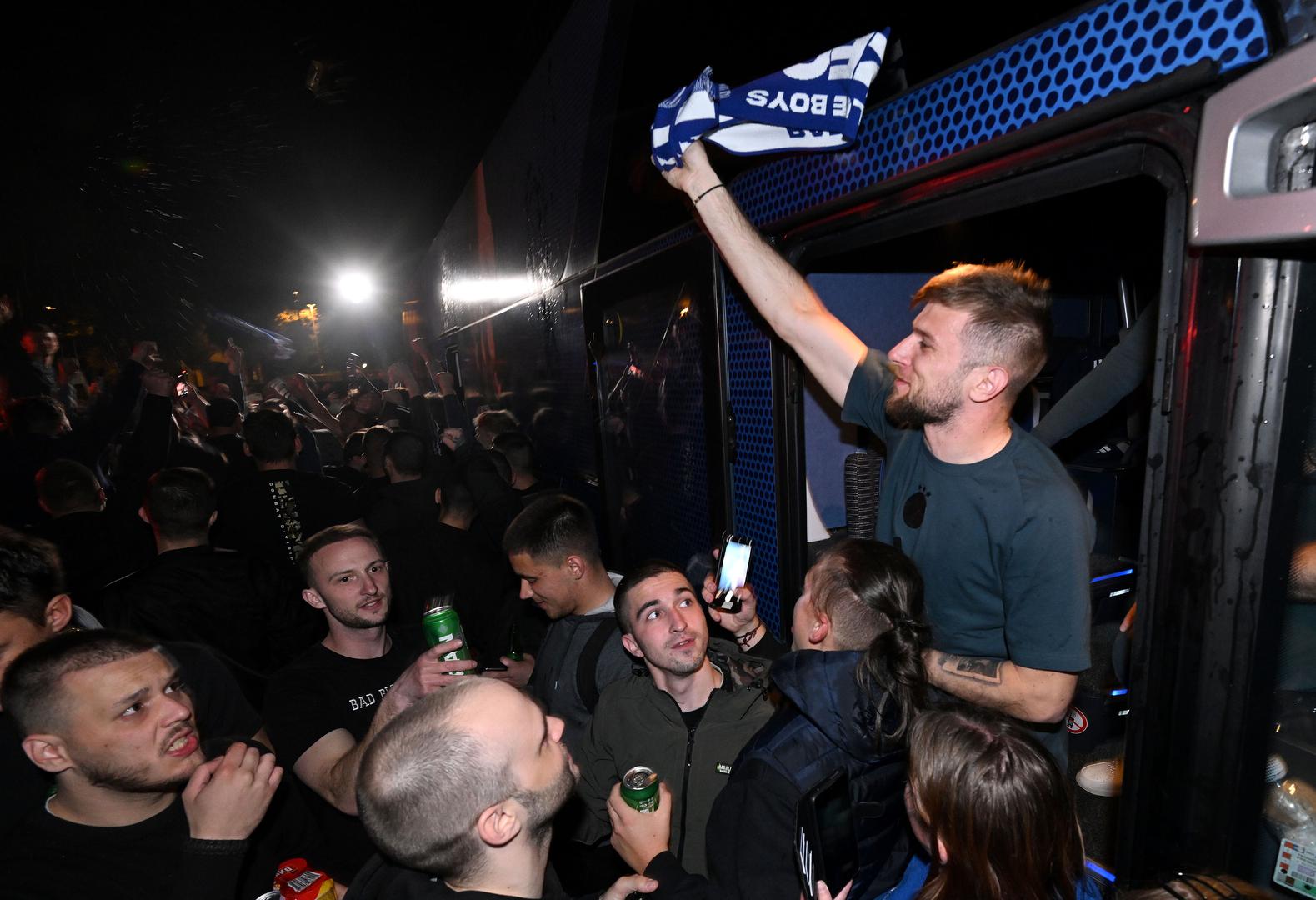 Stefan Ristovski poveo je navijanje i pjevao "bit će Rijeka k*** prvak", a kada je izašao iz autobusa nastala je prava ludnica.
