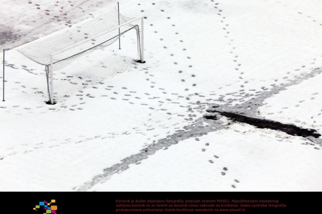 \'20.12.2010. Stadion Kantrida, Rijeka - Nogometni stadion na Kantridi jos uvijek je prekriven snijegom, zbog niskih temperatura moguce je i otkazivanje humanitarne utakmice koja bi se trebala odrzati