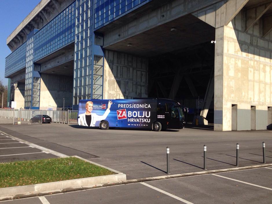 Kolindin autobus u krugu Dinamovog stadiona