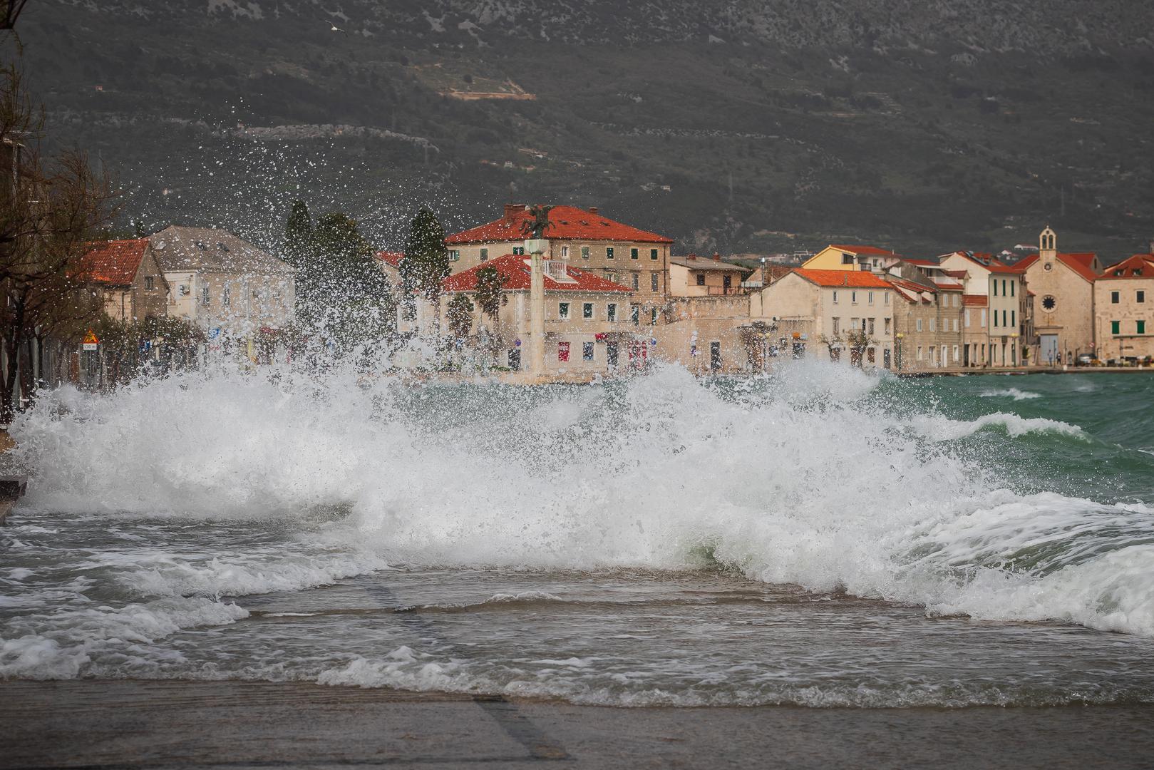 01.04.2024., Kastel Novi -  Olujno Jugo podize valove i  stvara probleme na Jadranu. Photo: Zvonimir Barisin/PIXSELL