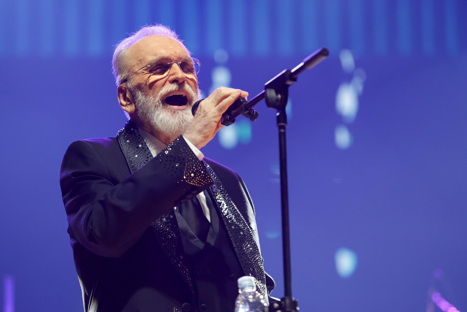 Glazbeni put Zlatka Pejakovića započeo je vrlo rano. Odrastao u obitelji pjevača i zaljubljenika u tamburašku glazbu, prve je scenske korake napravio kao dječak, nastupajući u dječjim operetama osječkog kazališta „Ognjen Prica“, današnjeg Kazališta Branka Mihaljevića. Od tih početaka do tisuća rasprodanih koncerata diljem regije, Pejaković je izgradio status jednog od najvoljenijih izvođača ovih prostora.