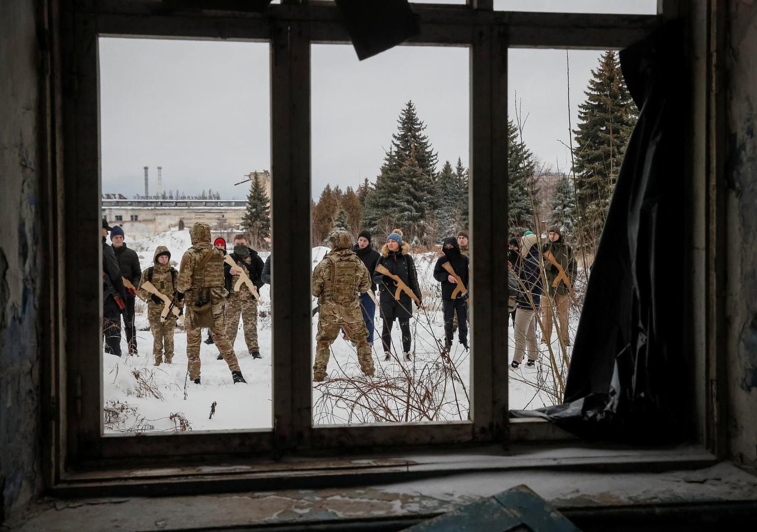 Veterans of the Ukrainian National Guard Azov battalion conduct military exercises for civilians amid threat of Russian invasion in Kyiv, Ukraine January 30, 2022. REUTERS/Gleb Garanich Photo: GLEB GARANICH/REUTERS