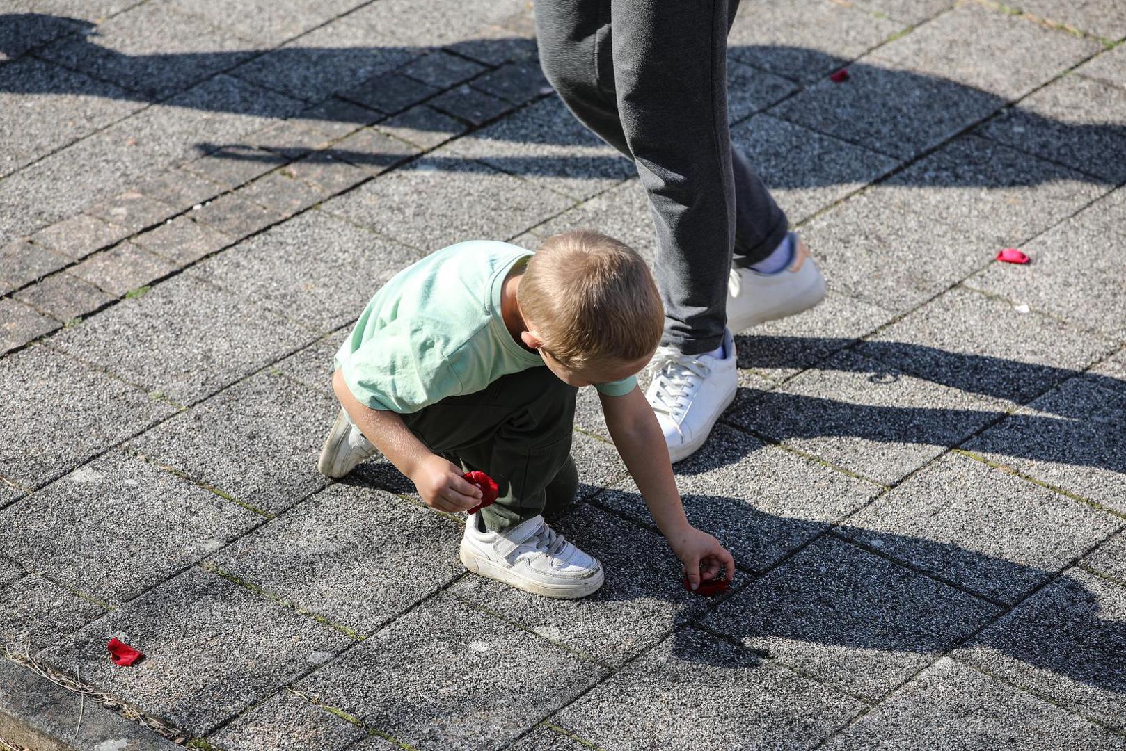 30.09.2023.,Marija Bistrica, u nacionalnom svetistu Majke Bozje Bistricke u Mariji Bistrici iz zraka  se kao zavjet Majci Bozjoj i znak zahvale za Stepincevu beatifikaciju s neba prosute latice od 10 000 ruza na prostor crkve na otvorenom. Na samom pocetku svete mise apostolski nuncij u RH nadbiskup Giorgio Lingua predao je Palij liturgijski znak sto ga nose nadbiskupi novom nadbiskupu zagrebackom Drazenu Kutlesi.    Photo: Robert Anic/PIXSELL
