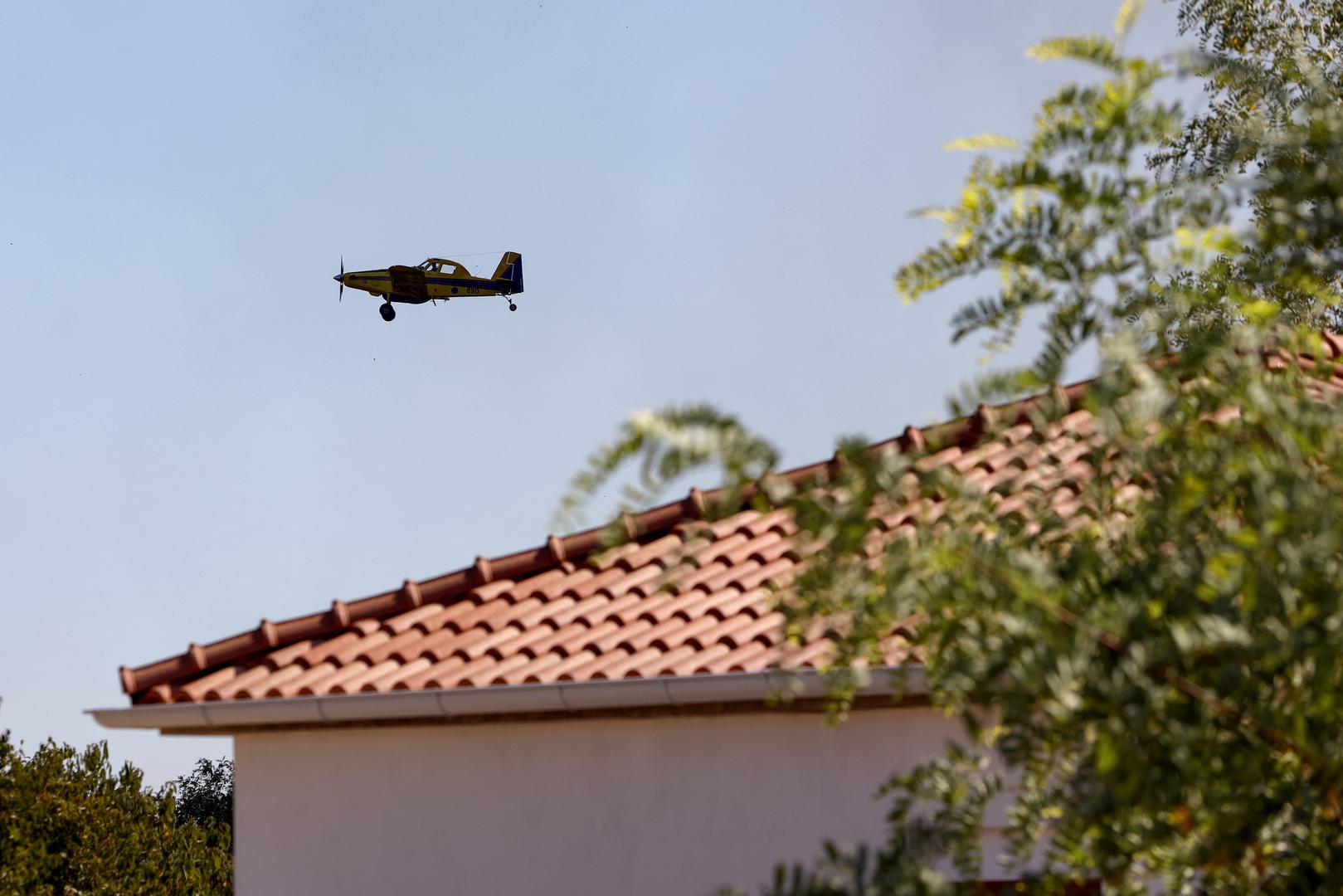 30.07.2024., Smokovic - Veliki pozar u Smokovicu nedale Zemunika zahvatio je i parkirana vozila. Vatrogasci se vore s vatrom. Photo: Sime Zelic/PIXSELL