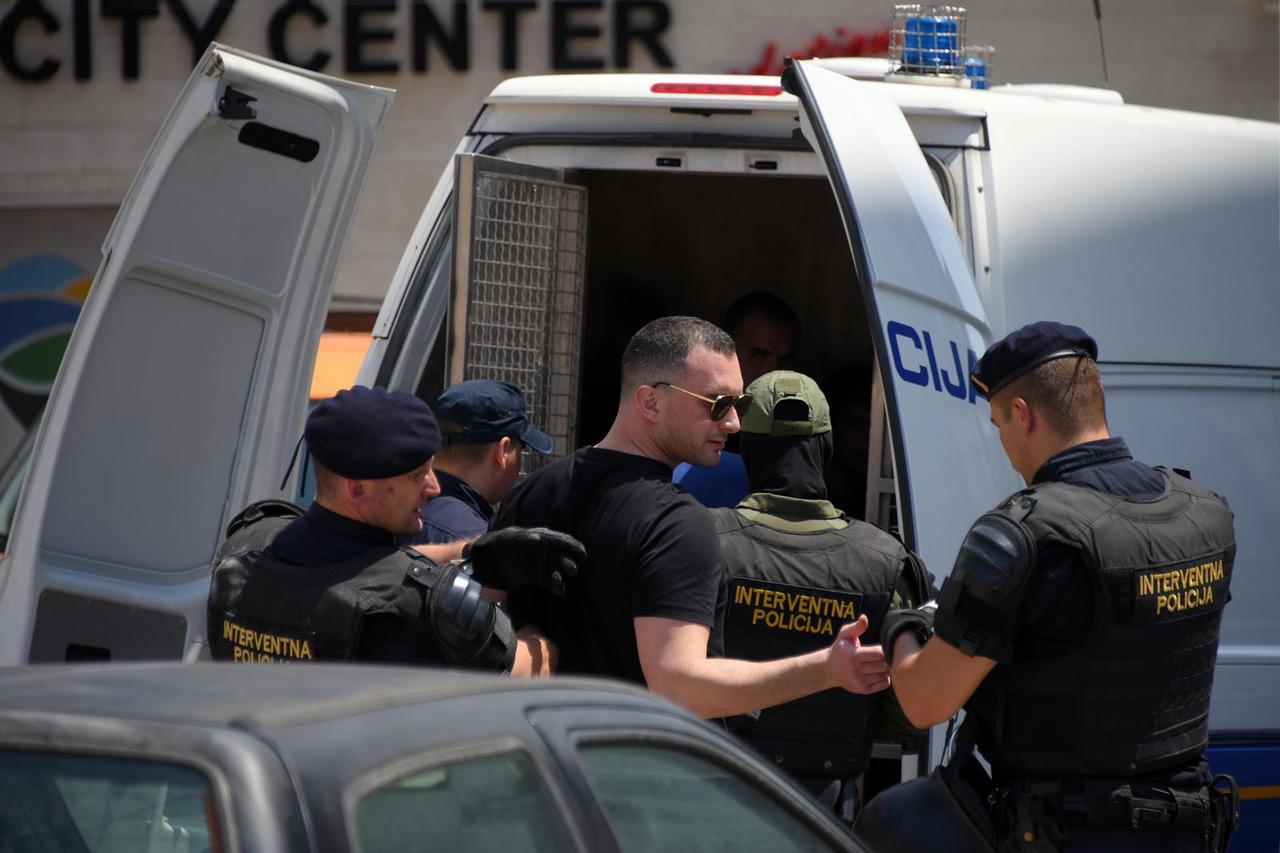 Pula: Novi pokušaj deložacije iz Pore?anke, na policiju ba?en suzavac, uhi?eno nekoliko ljudi