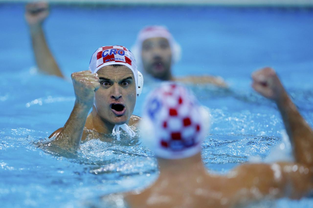 'Croatia\'s Miho Boscovic (L) celebrates a goal against the U.S. during their Men\'s Quarterfinal water polo match during the London 2012 Olympic Games August 8, 2012.               REUTERS/Laszlo Bal