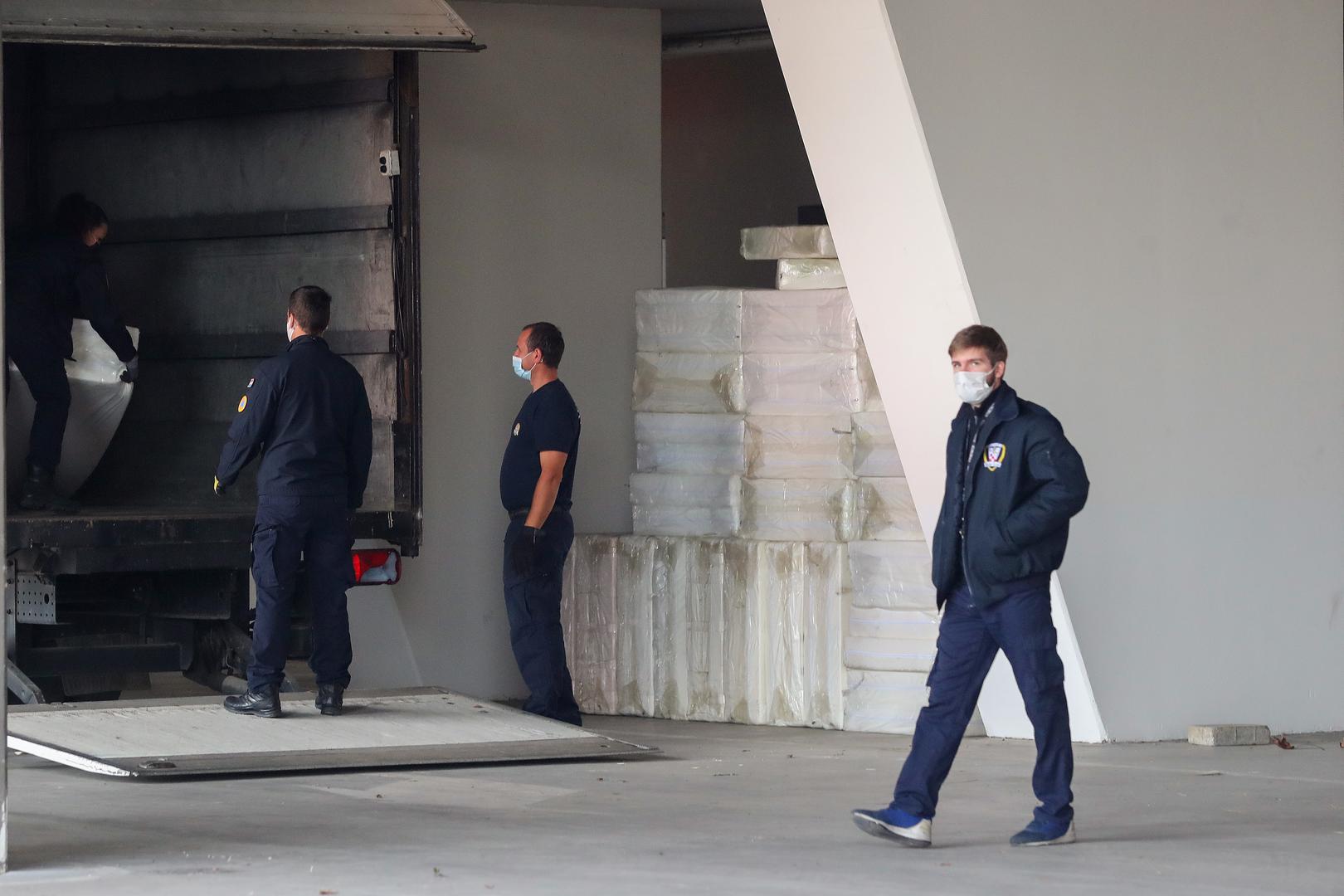 26.10.2020., Zagreb – Članovi civilne zaštite danas postavljaju krevete za oboljele u dvorani Arene Zagreb. Foto: Luka Stanzl/PIXSELL