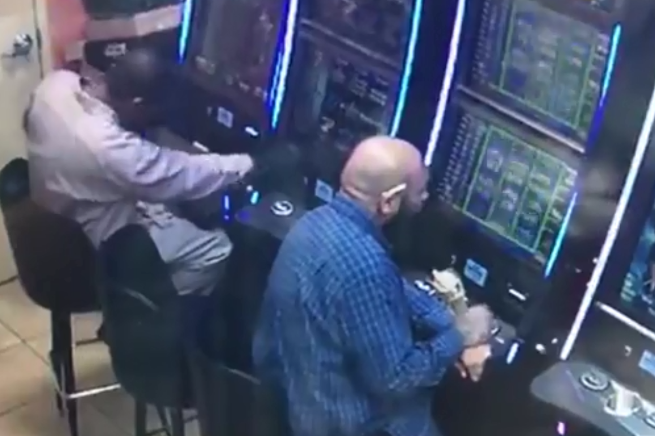 Čovjek uzima novce iz aparata