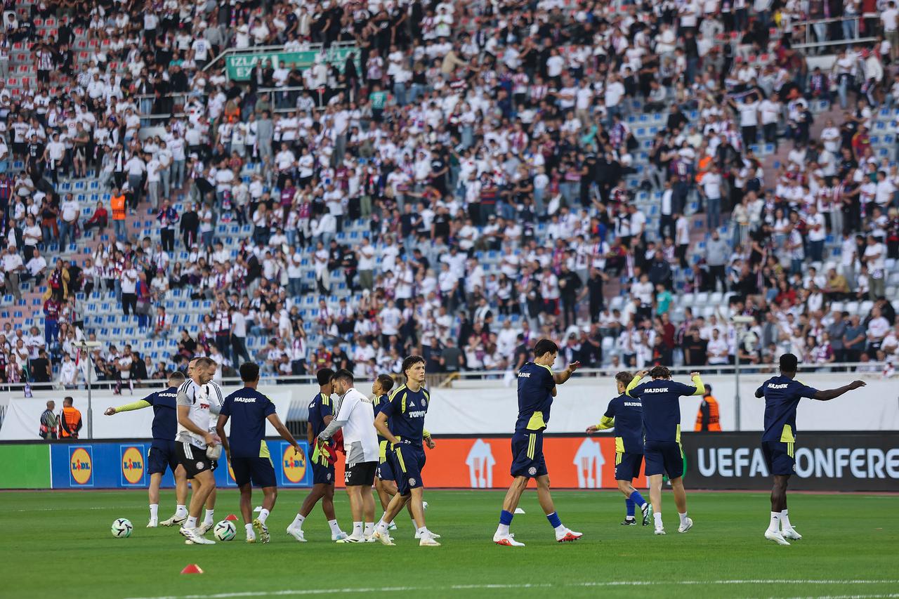 Zagrijavanje nogometaša uoči početka utakmice 1. kola Koferencijske lige između Hajduka i Ajaxa