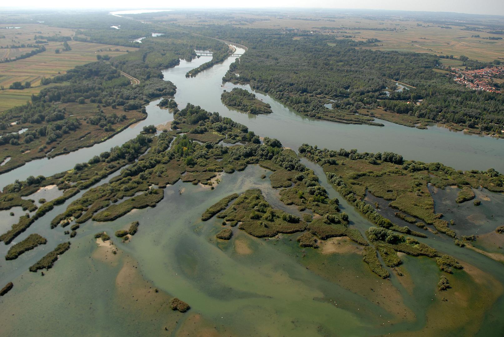 Ova silovita rijeka na području Podravine oblikuje mreže malih vodenih tokova koji ograđuju riječne otoke i otočiće...