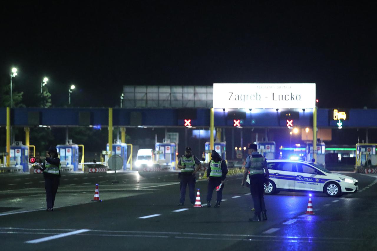 Zatvorena autocesta Zagreb - Karlovac u oba smjera, navijači se potukli s policijom