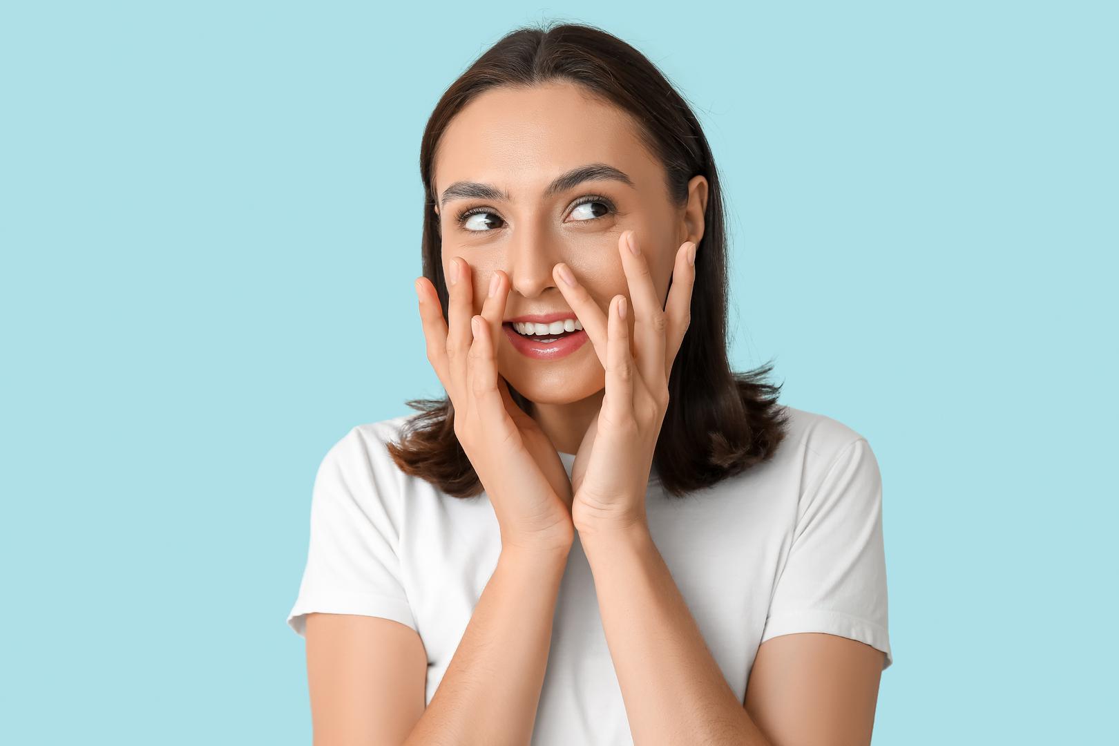 Kako starimo, tako naše tijelo prolazi kroz niz prirodnih promjena koje mogu utjecati na izgled i funkciju različitih dijelova. Neki dijelovi tijela s godinama se smanjuju, dok drugi mogu postajati veći ili se produljivati. Ove promjene su normalan dio starenja, ali njihovo prepoznavanje može nam pomoći bolje razumjeti svoje tijelo i očuvati zdravlje i vitalnost. Evo koji dijelovi tijela postaju veći ili duži, piše Daily Express.