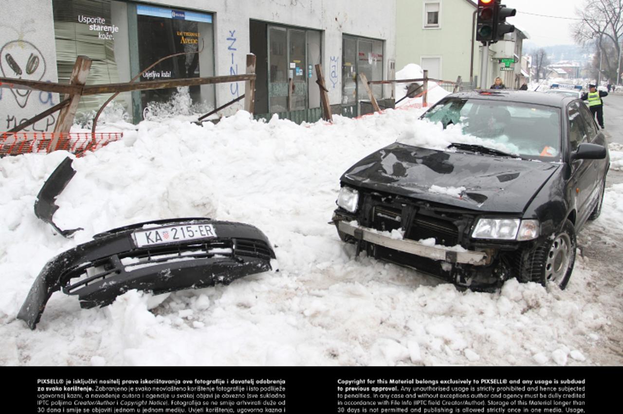 '26.02.2013., Duga Resa - U popodnevnim satima snijeg sa krova pao je na parkirani automobil  Audi A3 u Jelacicevoj ulici nasuprot osnovne skole I.G. Kovacic. Velika kolicina snijega potpuno je unisti