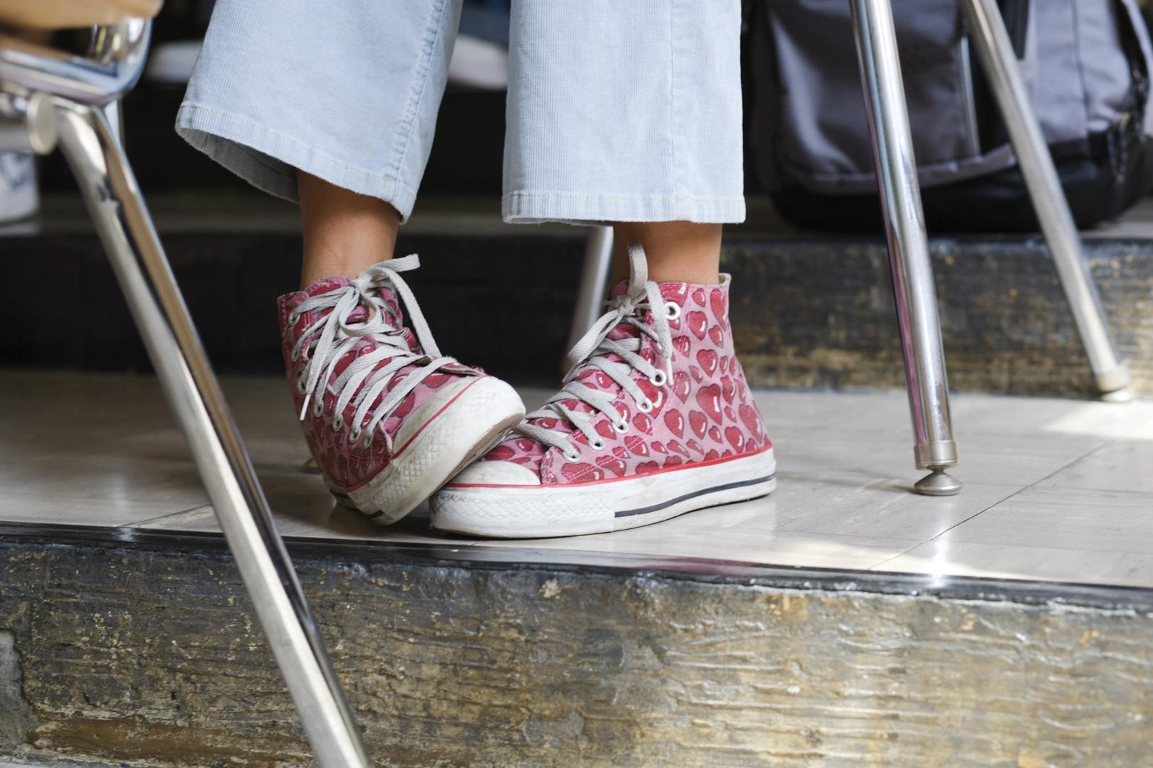 Neugodne mirise uzrokuju bakterije na nogama i svakako pažljivo operite stopala prije nego bosonogi uskočite u obuću. Svakako noge dobro osušite, posebice između nožnih prstiju. 