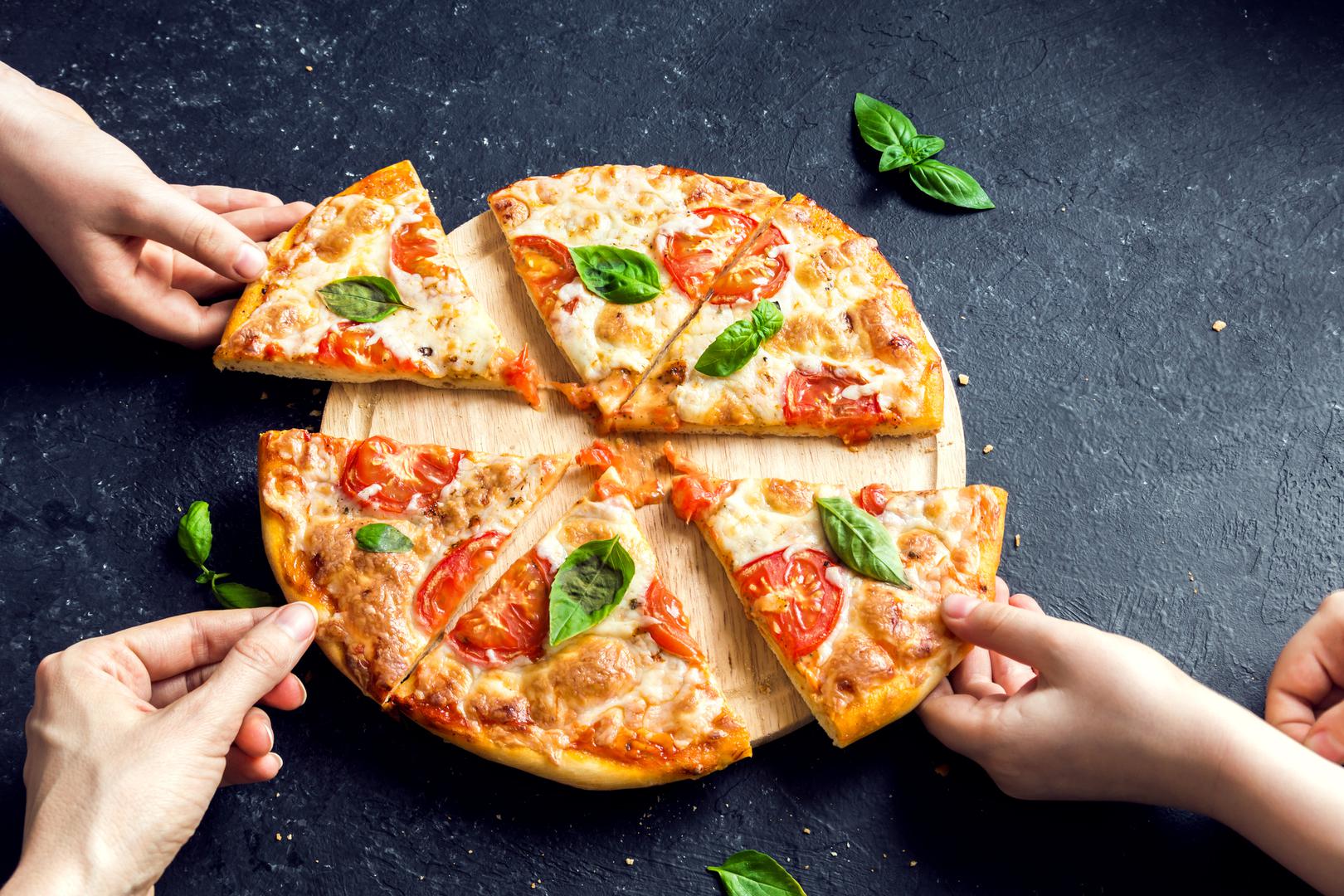 Dan Bransfield u svojoj knjizi "Pizzapedia" pojašnjava kako je Margherita zapravo jedna od tri vrste originalne napuljske pizze. U originalu se priprema od tijesta s dodatkom rajčice, narezane mozzarelle, svježeg bosiljka i ekstra djevičanskog maslinovog ulja. 