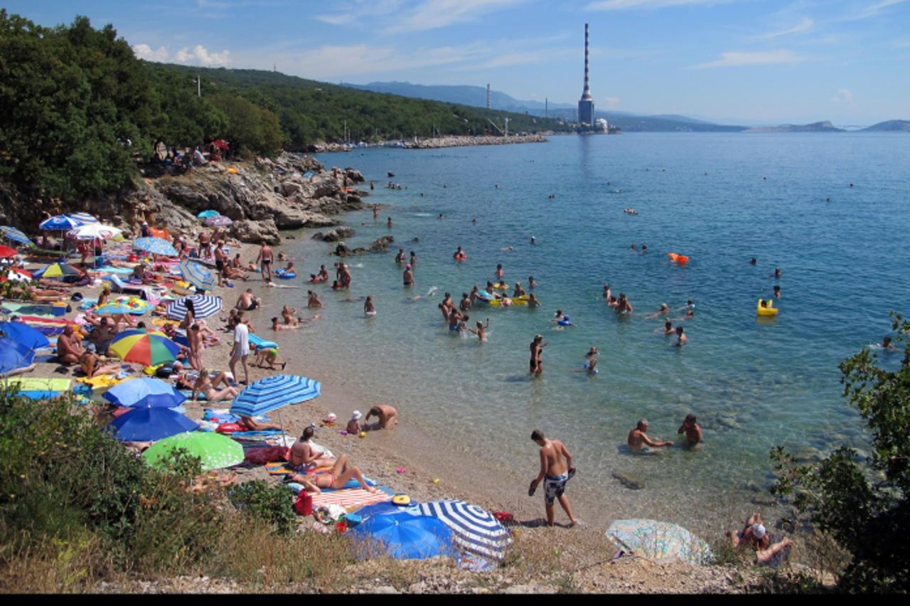 \'14.08.2011. Rijeka - Mnogobrojni Rijecani i njihovi gosti iskoristili su suncan dan i toplo more za posjet plazama u Kostreni u blizu Rijeke. Photo: Goran Kovacic/PIXSELL\'
