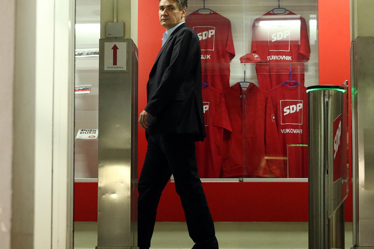 07.06.2014., Iblerov trg 9, Zagreb - Prije samog glasovanja na Glavnom odboru SDP-a premijer Zoran Milanovic i bivsi ministar financija Slavko Linic potrazili su osvjezenje u kaficu stranke.  Photo: 