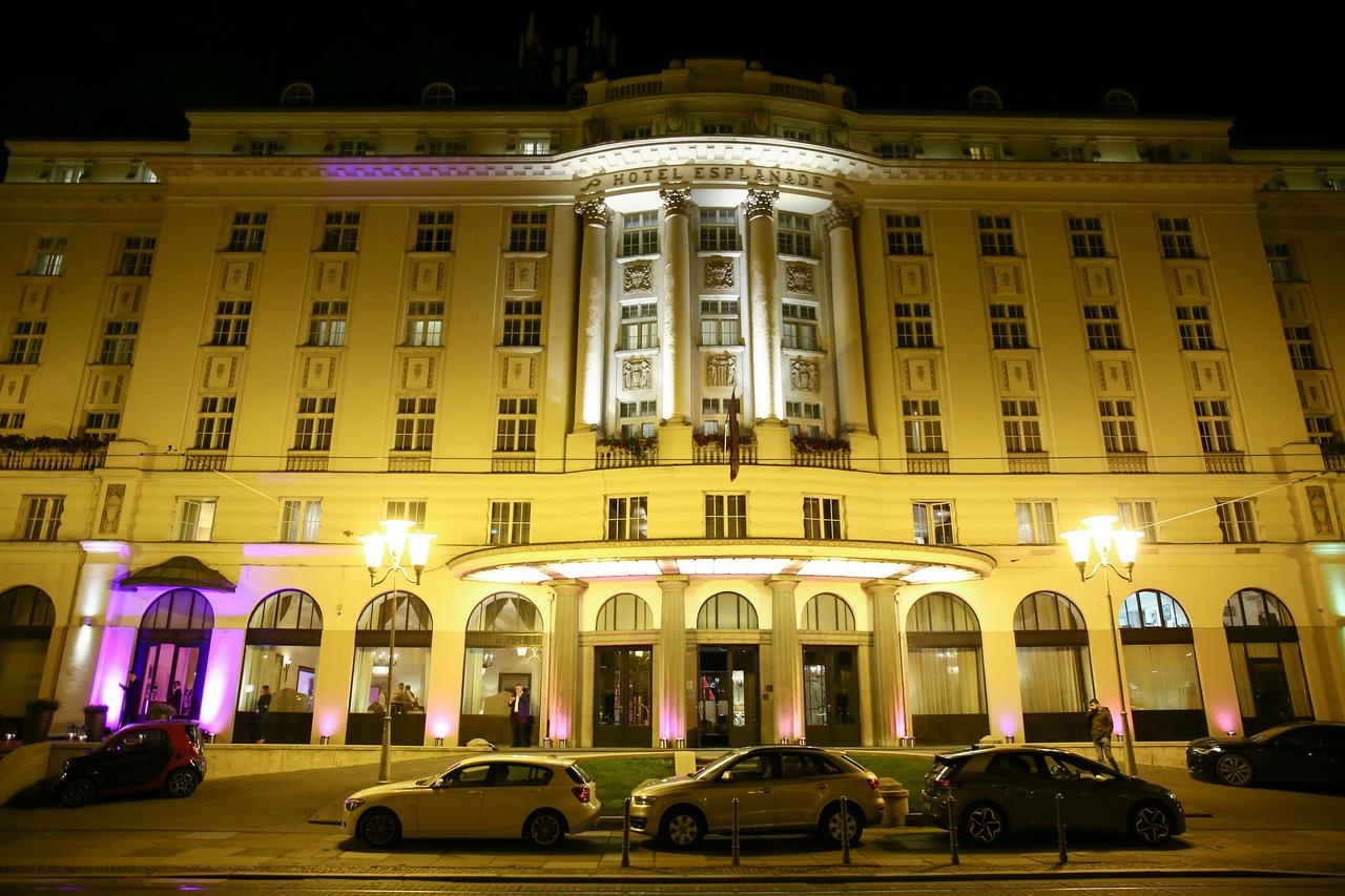 Hotel Esplanade osvjetljen ružičasto povodom Mjeseca ružičaste vrpce