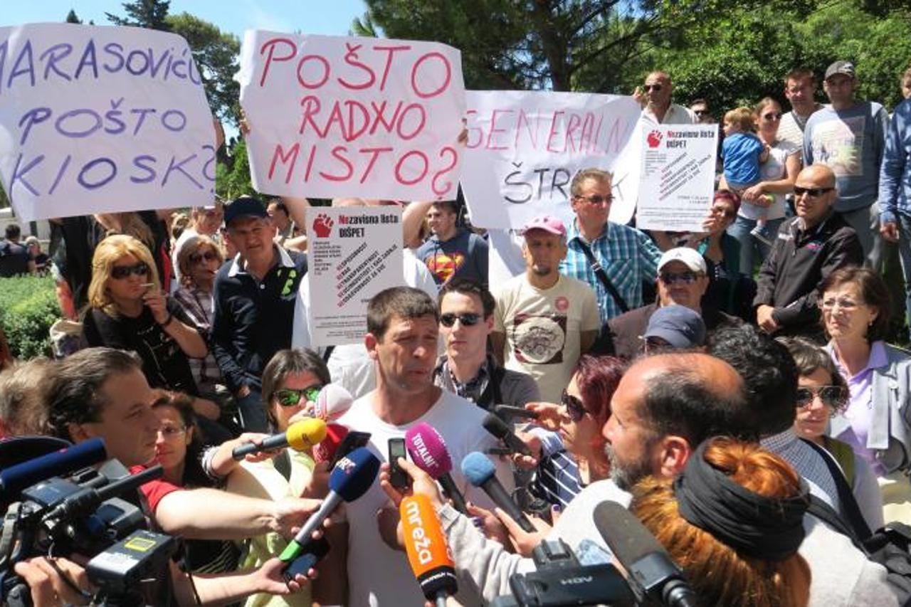Prosvjednici pred Gradskim vijećem u Splitu